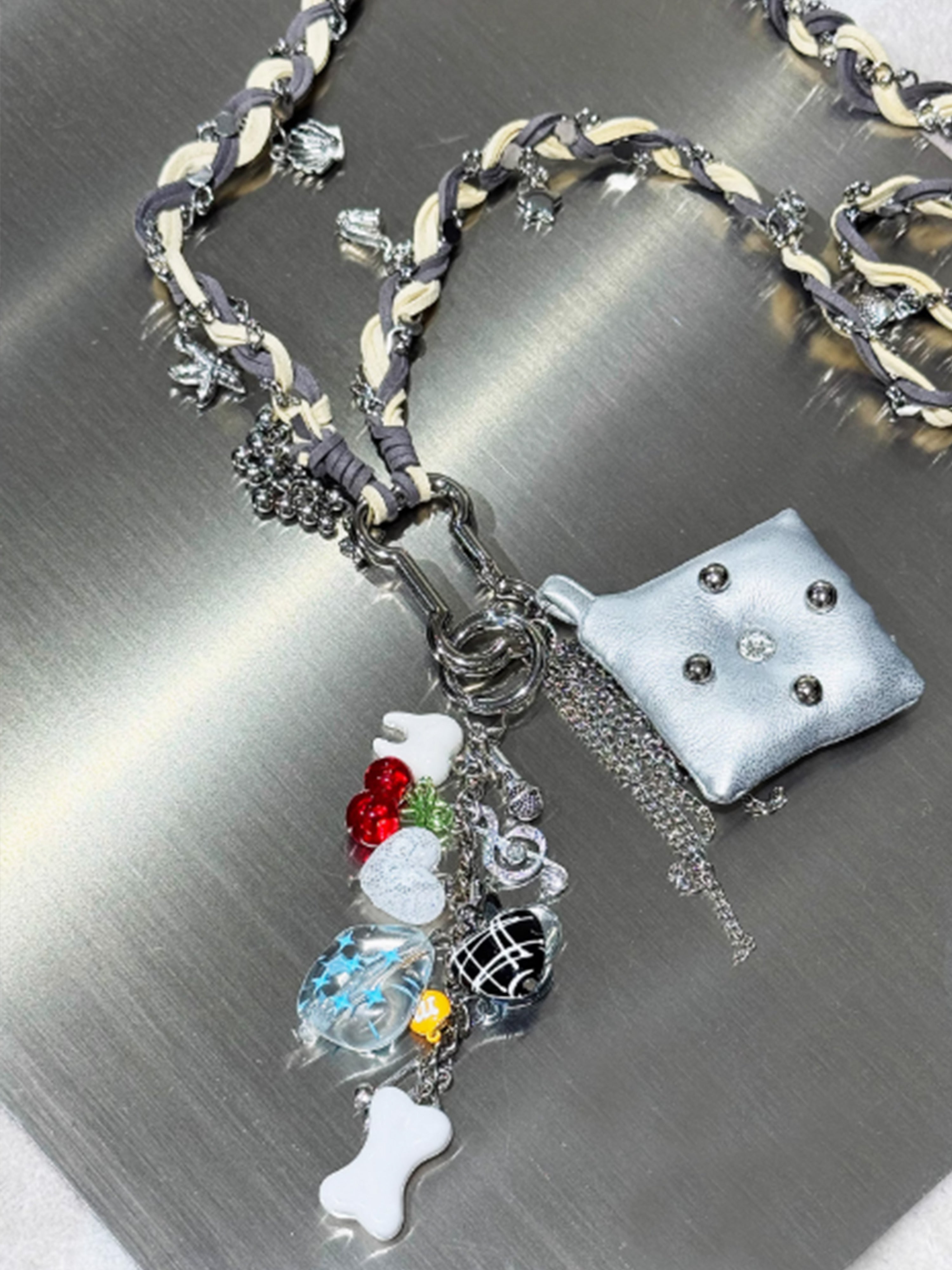 Handgewebte lange Halskette mit Anhänger