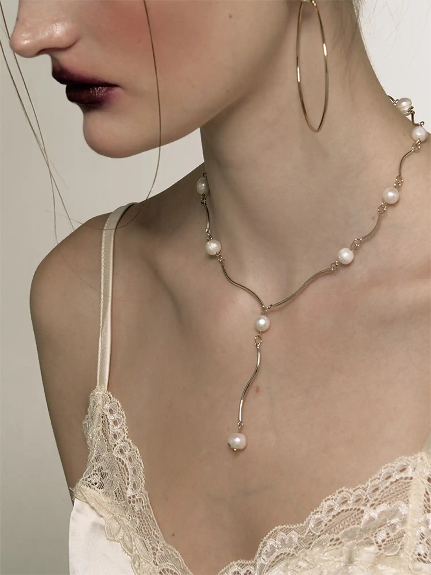 1Jinn M2M Wavy Pearl Clavicle Necklace | Canton Collective
